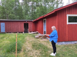 Christina klipper bandet för att inviga det nya förrådet.