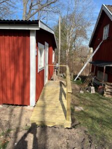 En fin och praktisk ramp finns nu in till huset