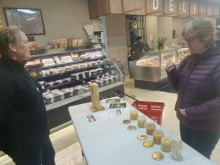 Medlemmar vid honungsprovning